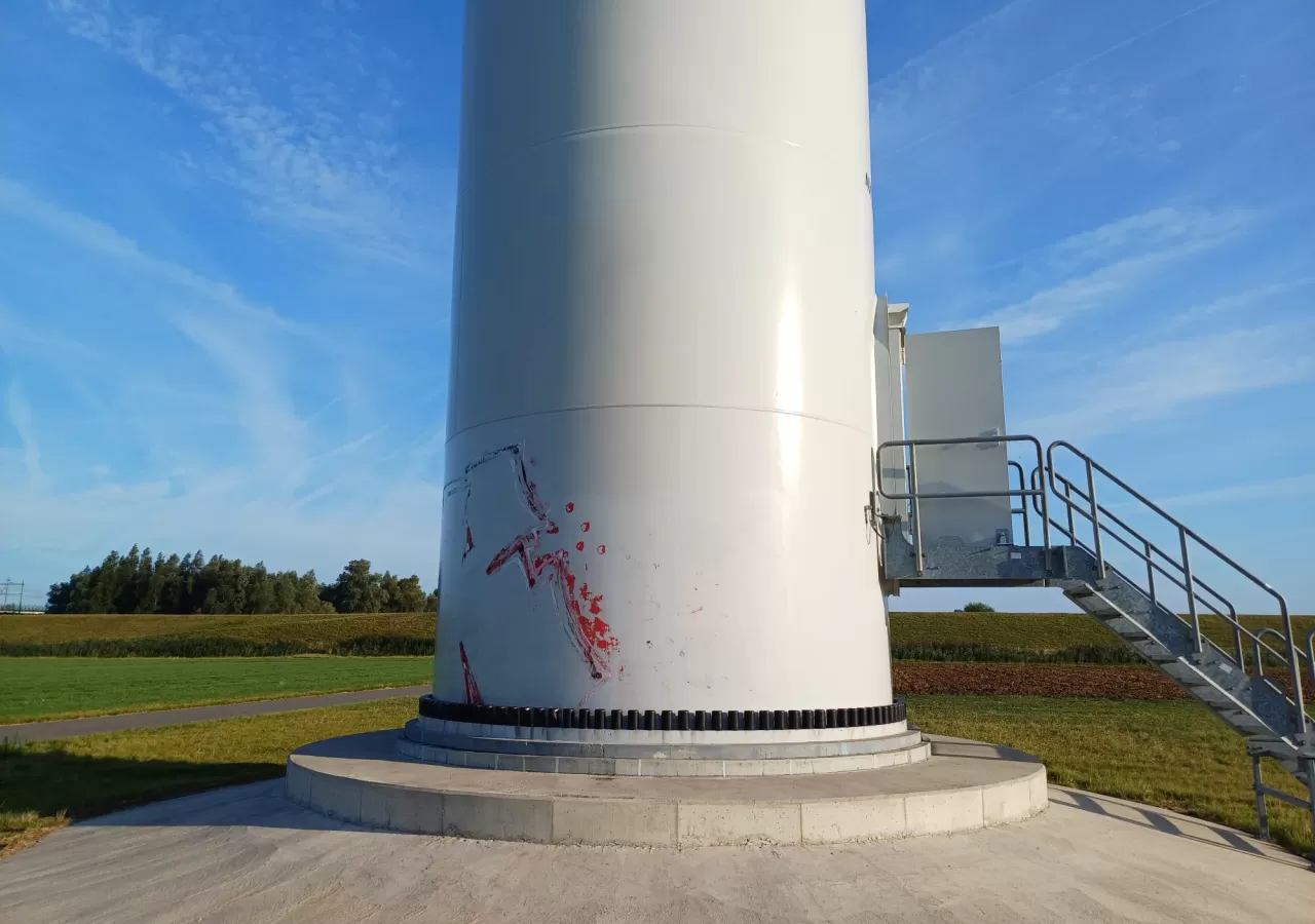 Wind turbines gereinigd en beschermd met onze producten.