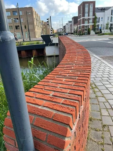 Alg- en mosaangroei tegen gaan op rollaag metselwerk